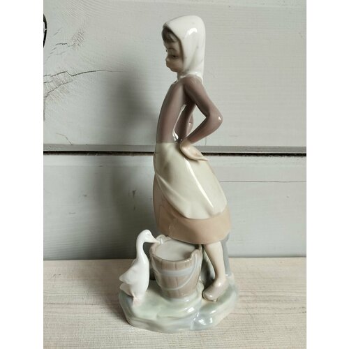 Lladro статуэтка "Девушка с гусем" Фарфор. Испания