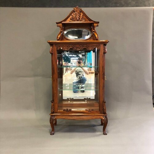 Витрина для посуды DOMKORLEONE с надстройкой, боковые дверцы, красное дерево (mahogany wood), цвет орех NAA (светло-кор)