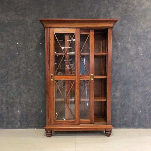 Шкаф-витрина DOMKORLEONE из красного дерева (mahogany wood), раздвижные двери, полки, цвет орех NAA (светло-коричневый)