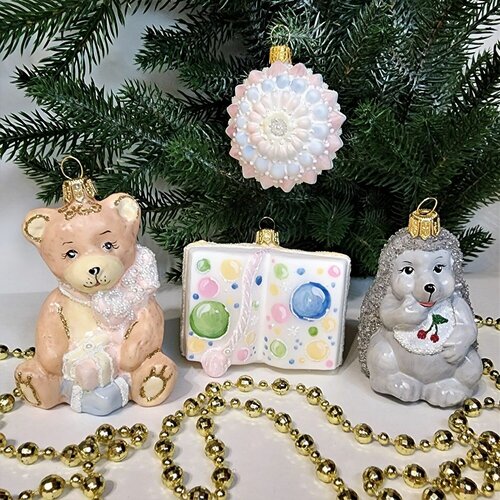 Стеклянная елочная игрушка Irena-Co Ежик, мишка, книжка и снежинка детские